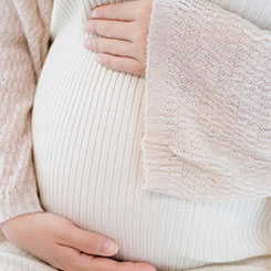 推理效率 模型 🏃格式 解码速🥉度 首 T🤨🎳oken *️⃣延迟 显存😒